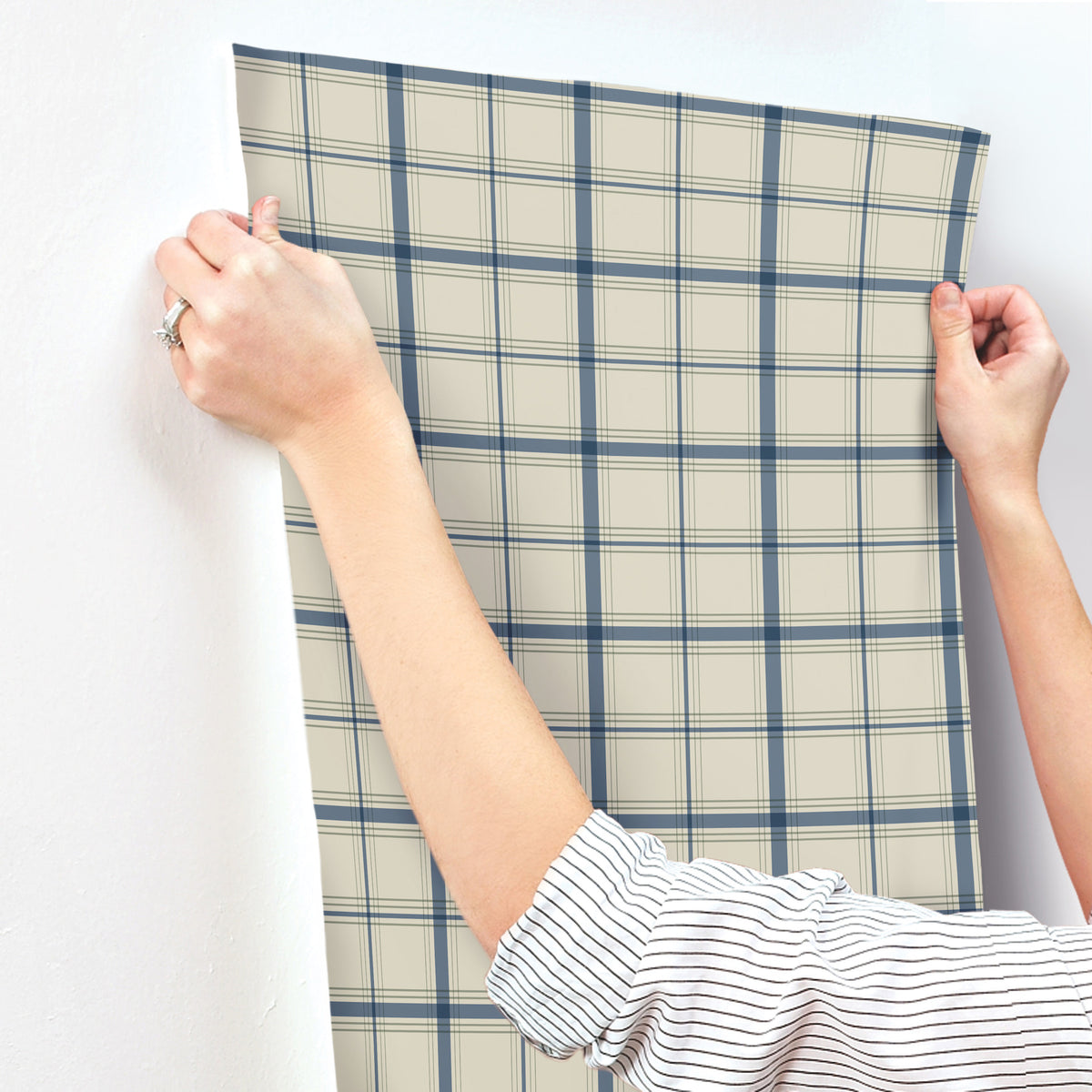 MF4791-peel-and-stick-wallpaper-stick-application-step