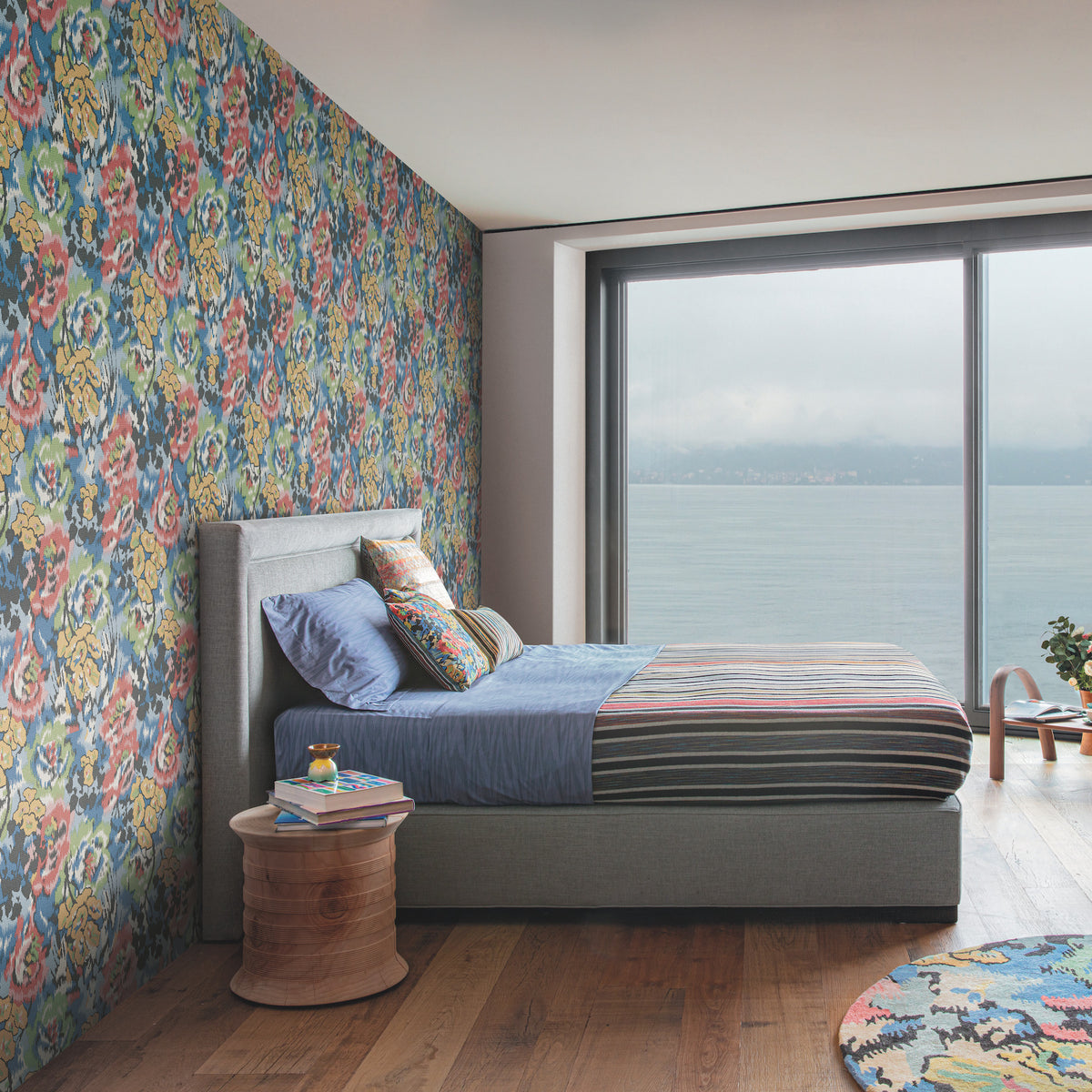 MI10300-peel-and-stick-wallpaper-room-scene-detail-closeup