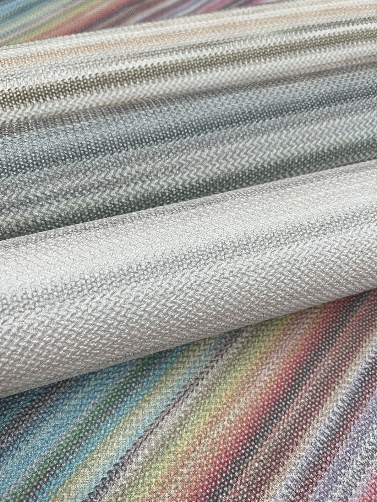 MI10397-peel-and-stick-wallpaper-detail-closeup-3