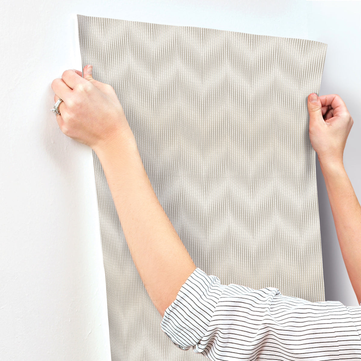 MI10510-peel-and-stick-wallpaper-stick-application-step