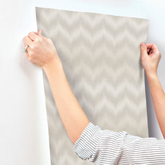 MI10510-peel-and-stick-wallpaper-stick-application-step