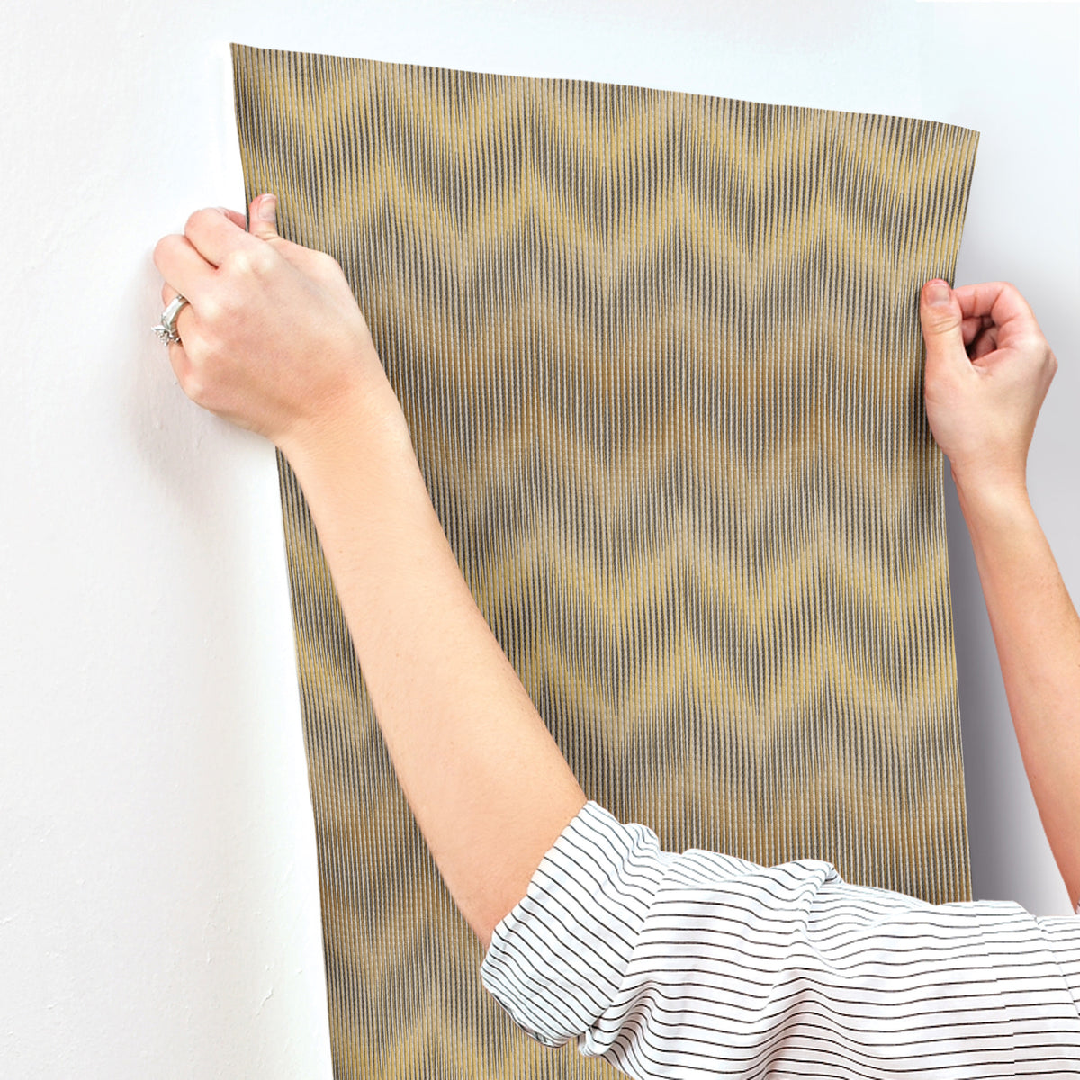 MI10511-peel-and-stick-wallpaper-stick-application-step