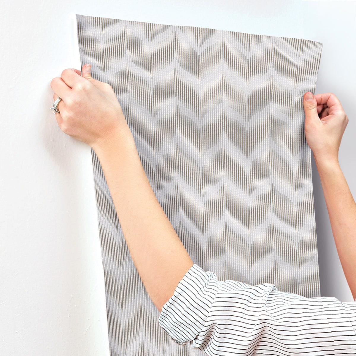 MI10512-peel-and-stick-wallpaper-stick-application-step