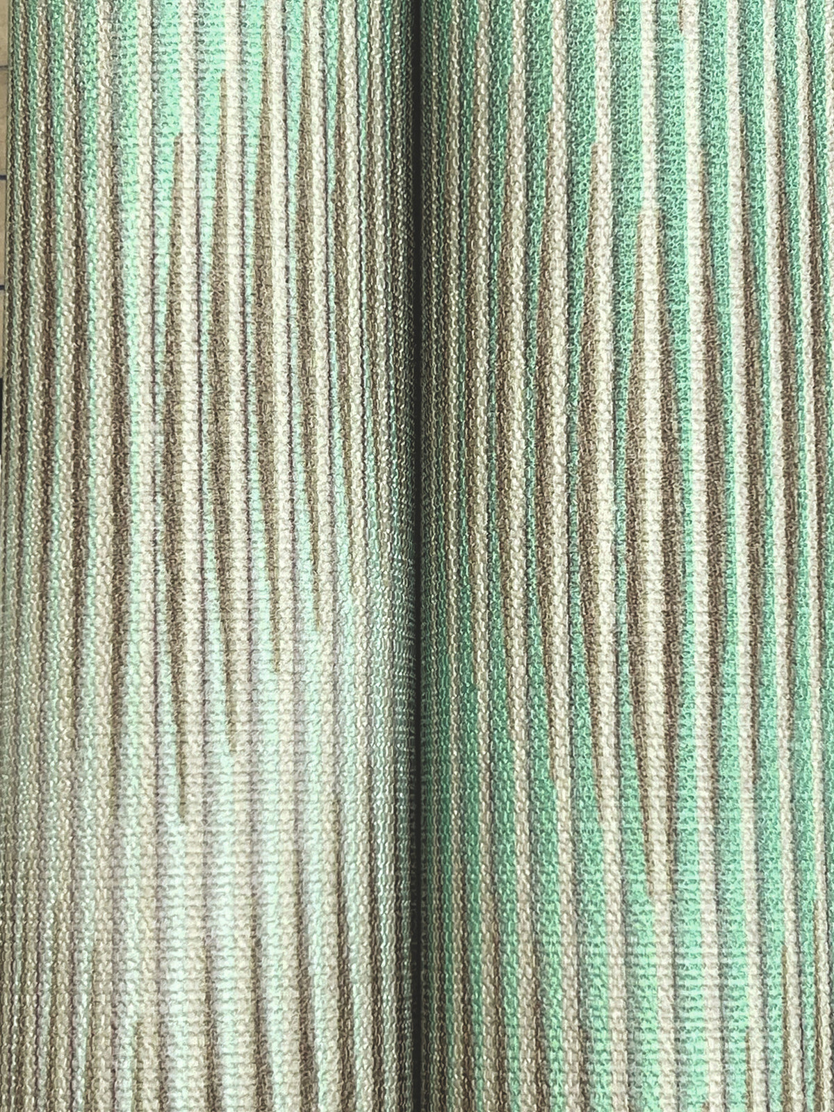 MI10513-peel-and-stick-wallpaper-detail-closeup
