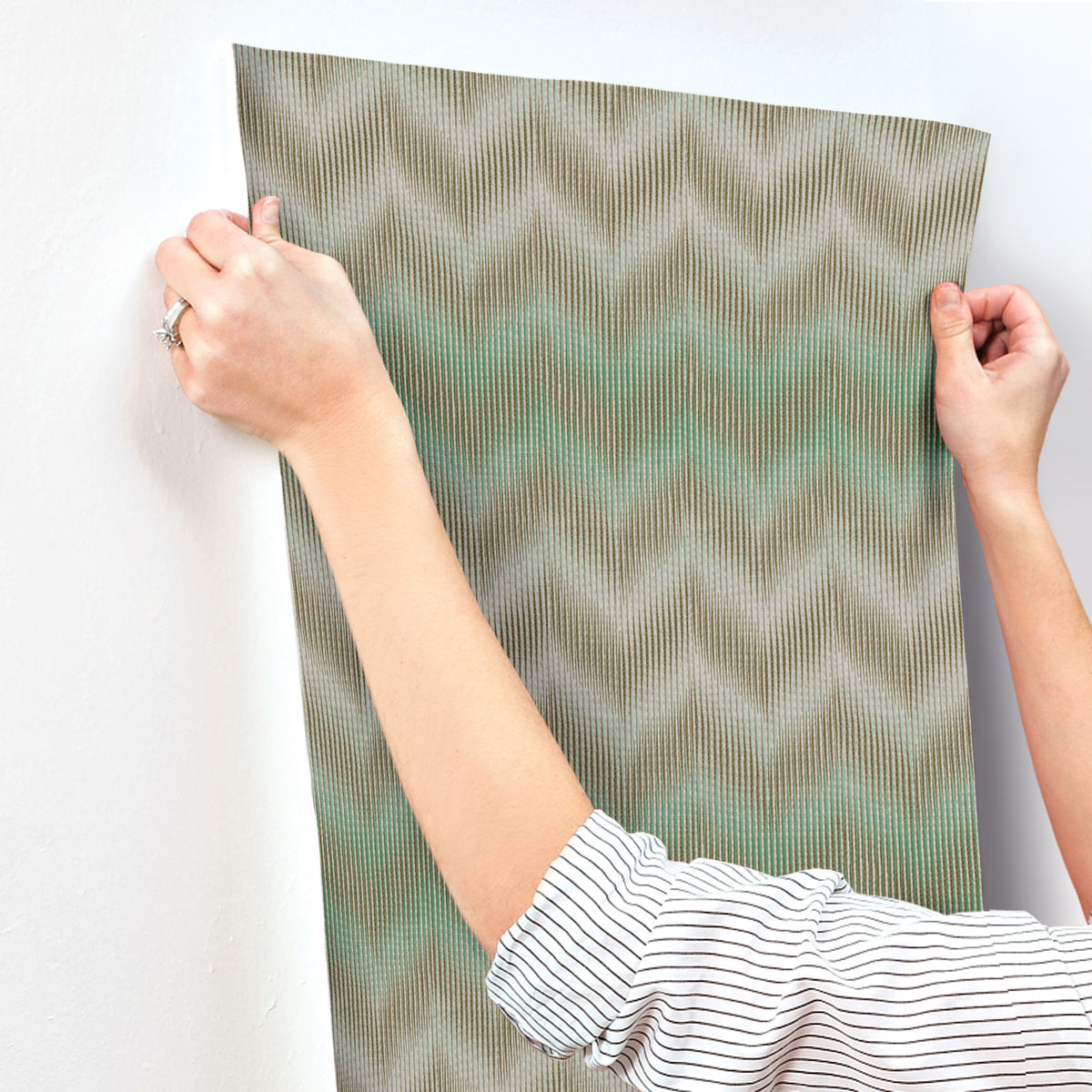 MI10513-peel-and-stick-wallpaper-stick-application-step