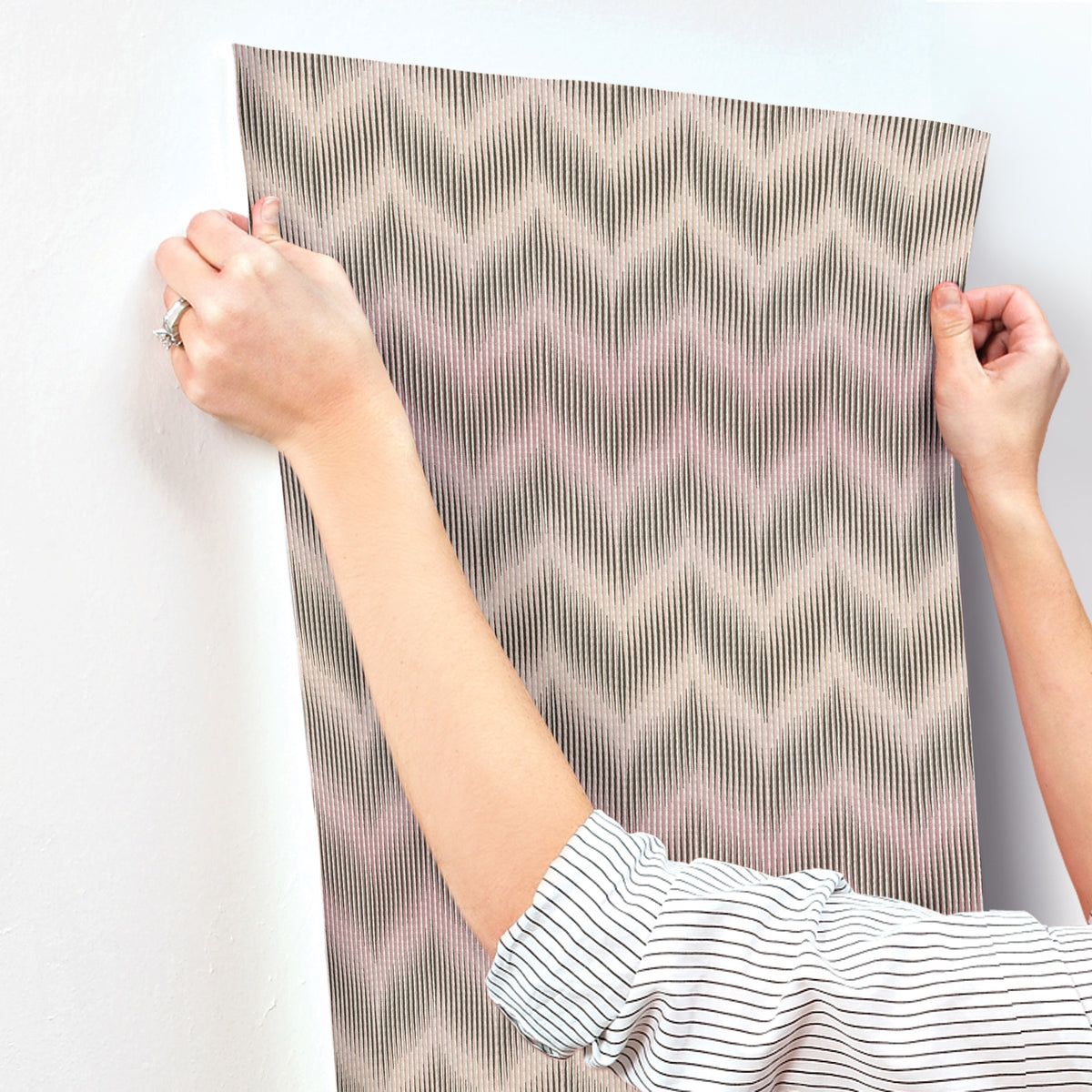 MI10514-peel-and-stick-wallpaper-stick-application-step