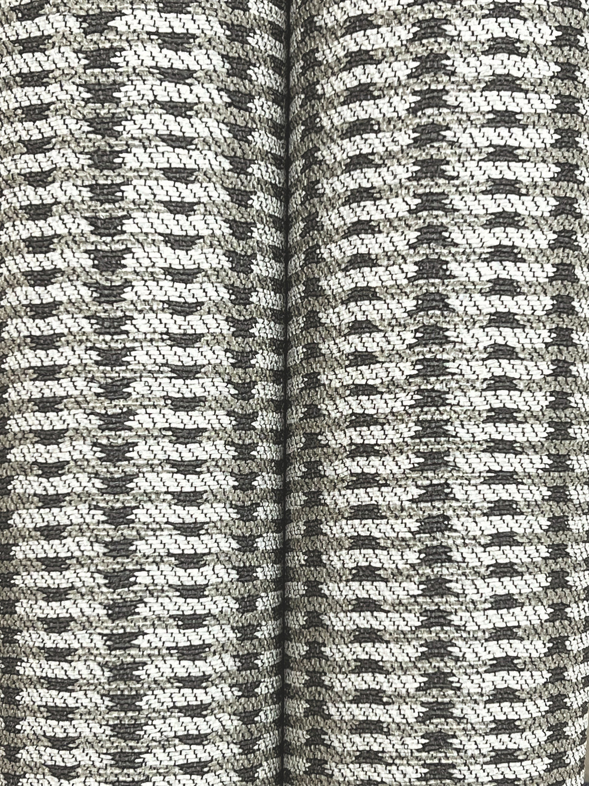 MI10542-peel-and-stick-wallpaper-detail-closeup