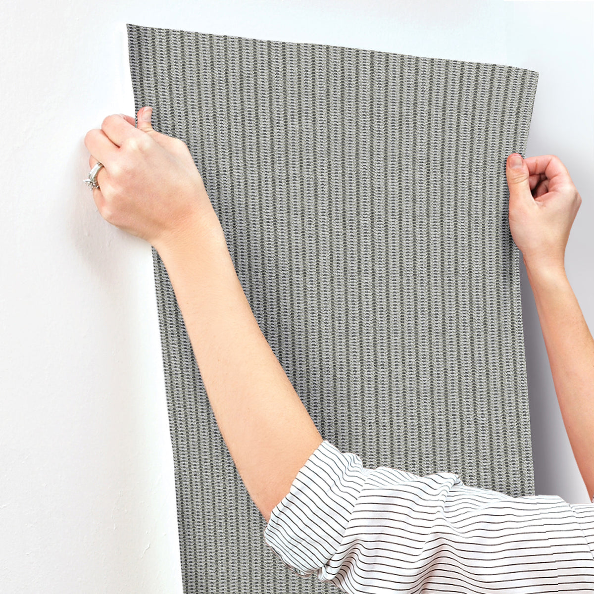 MI10542-peel-and-stick-wallpaper-stick-application-step