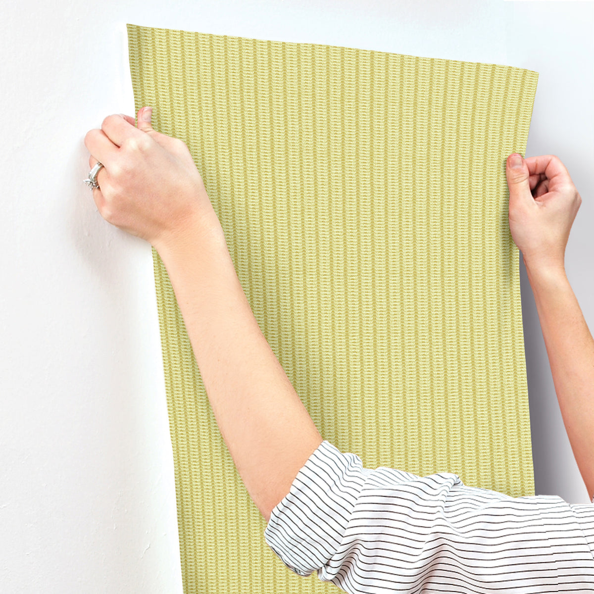 MI10544-peel-and-stick-wallpaper-stick-application-step