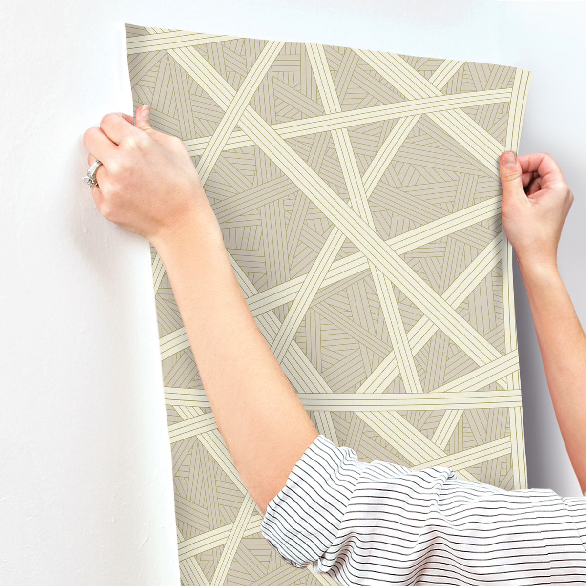 MI10561-peel-and-stick-wallpaper-stick-application-step