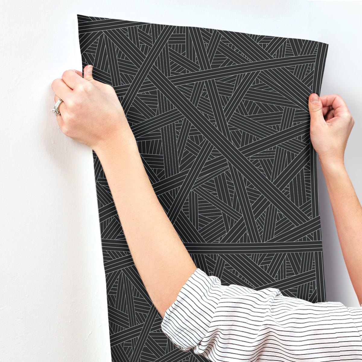 MI10564-peel-and-stick-wallpaper-stick-application-step