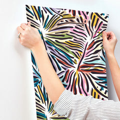 MI10575-peel-and-stick-wallpaper-stick-application-step