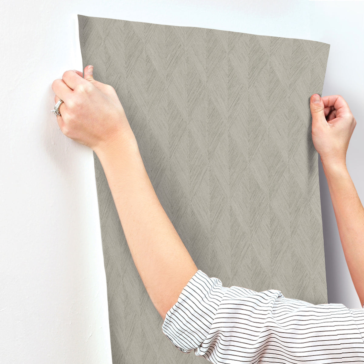MJ4804N-peel-and-stick-wallpaper-stick-application-step
