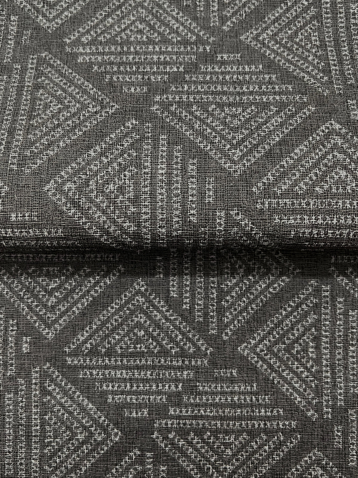 MJ4861-peel-and-stick-wallpaper-detail-closeup