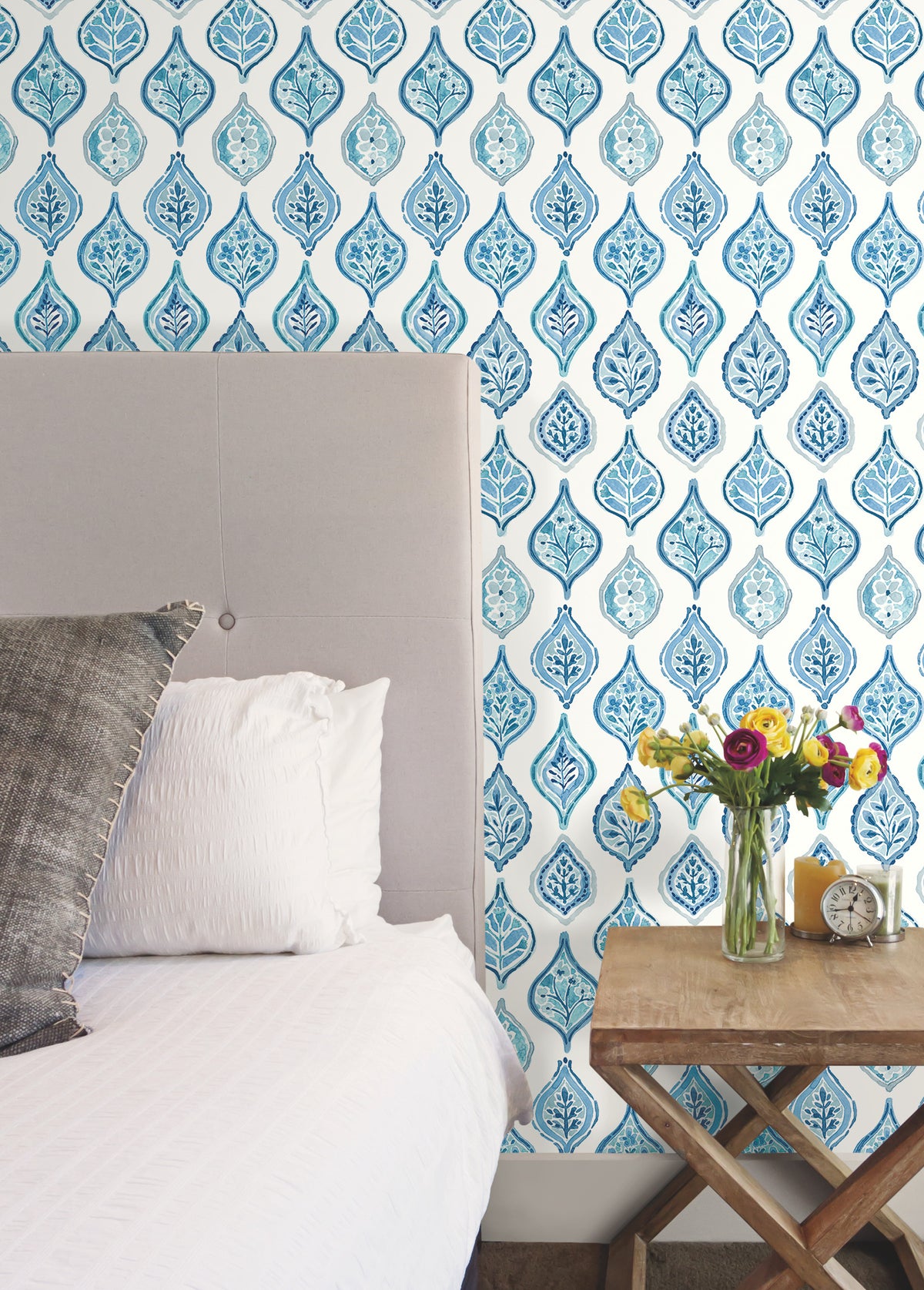 MN1850-peel-and-stick-wallpaper-room-scene-detail-closeup