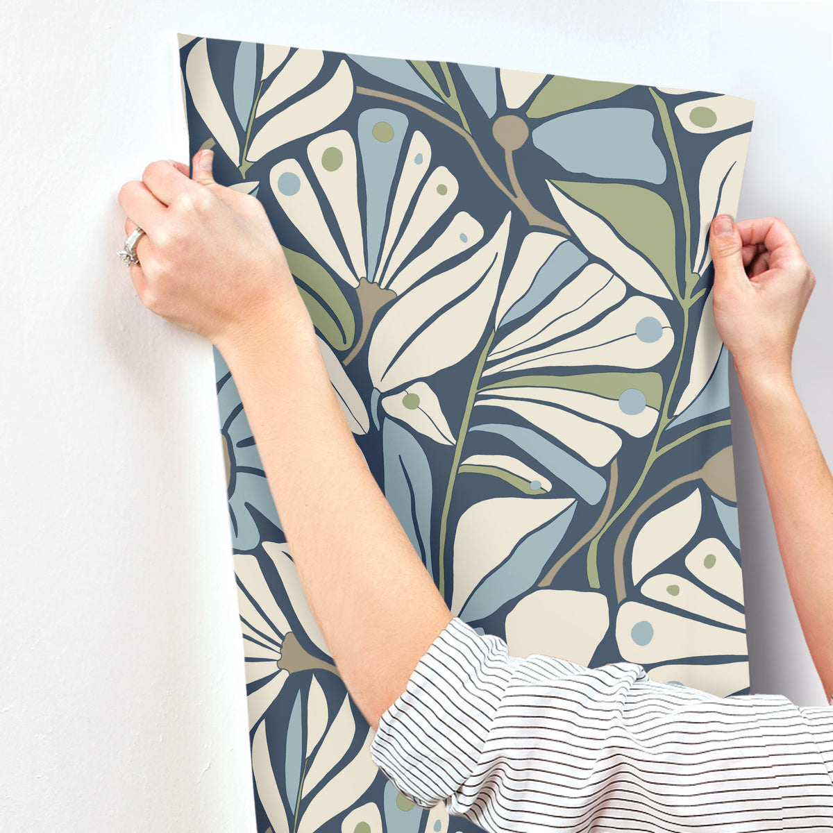 MT5628-peel-and-stick-wallpaper-stick-application-step