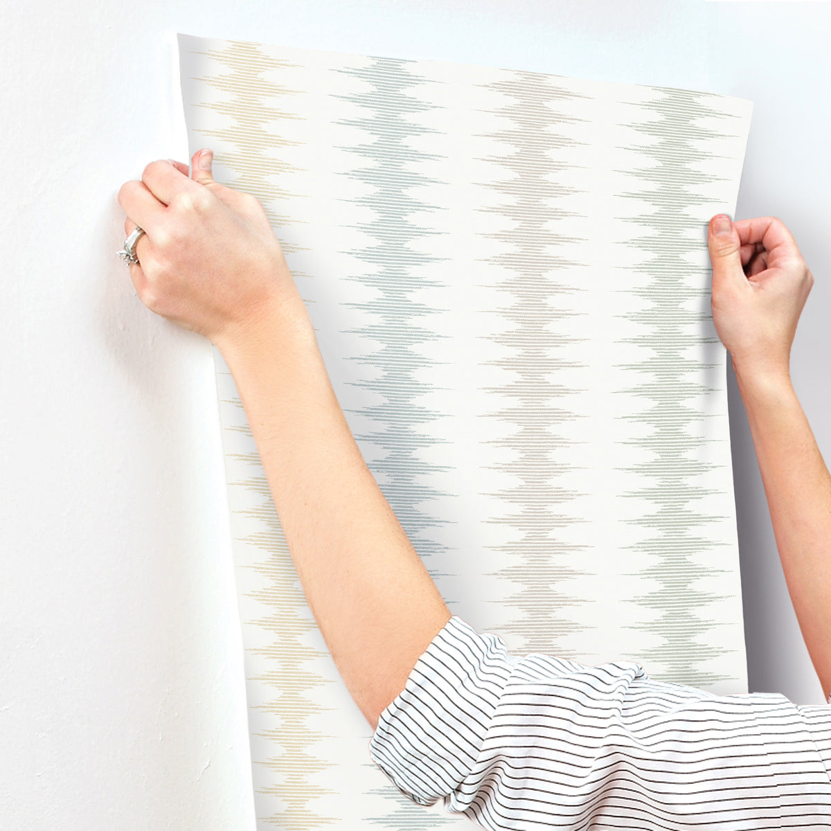 MT5641-peel-and-stick-wallpaper-stick-application-step