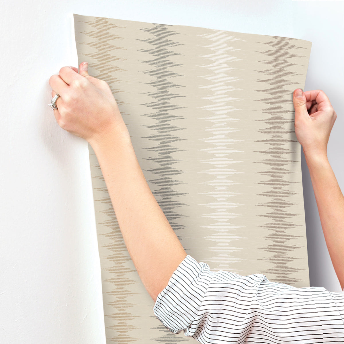 MT5643-peel-and-stick-wallpaper-stick-application-step