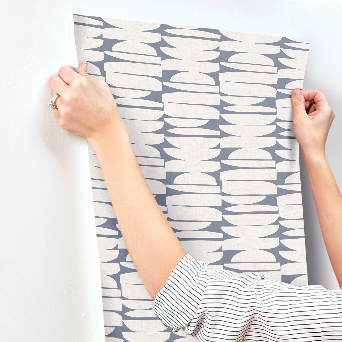 MT5653-peel-and-stick-wallpaper-stick-application-step