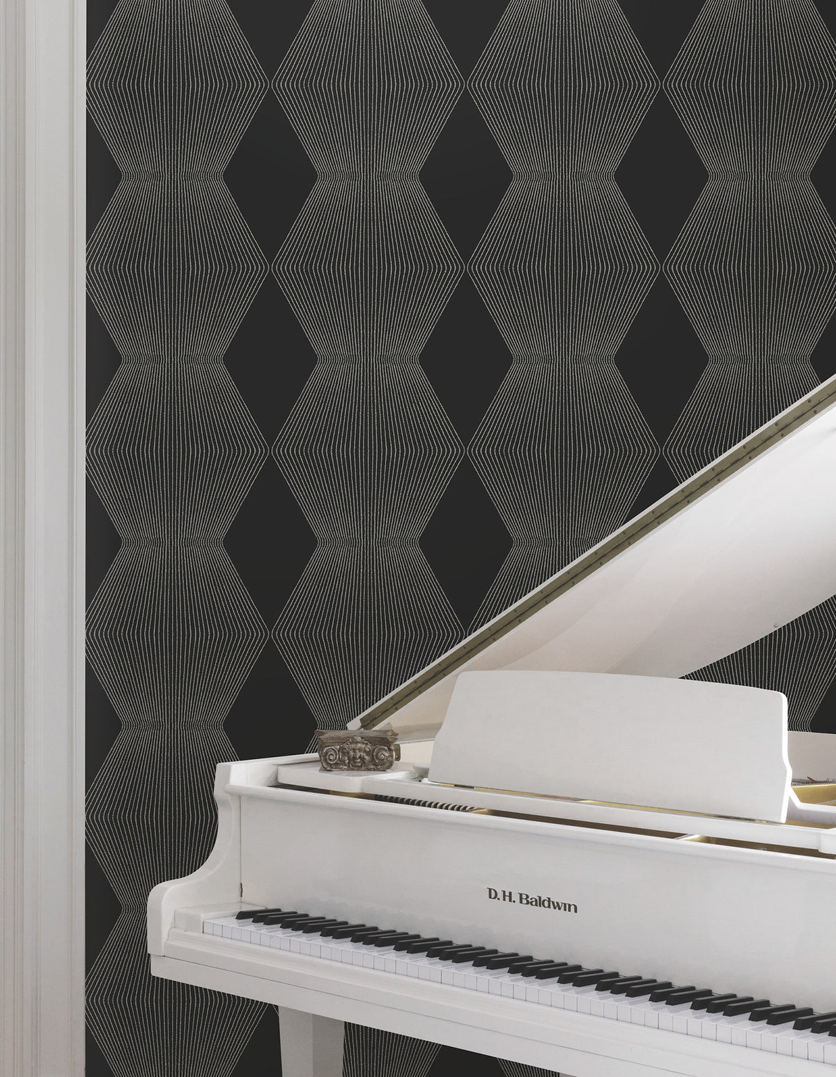 MX9631-peel-and-stick-wallpaper-room-scene-detail-closeup