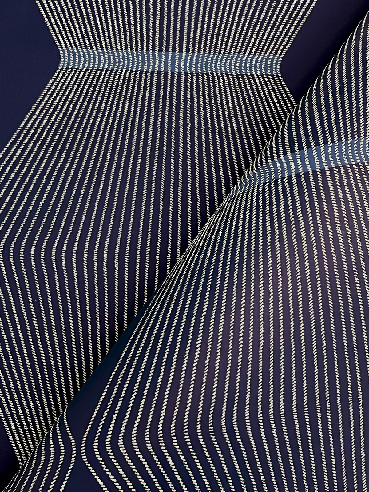 MX9635-peel-and-stick-wallpaper-detail-closeup