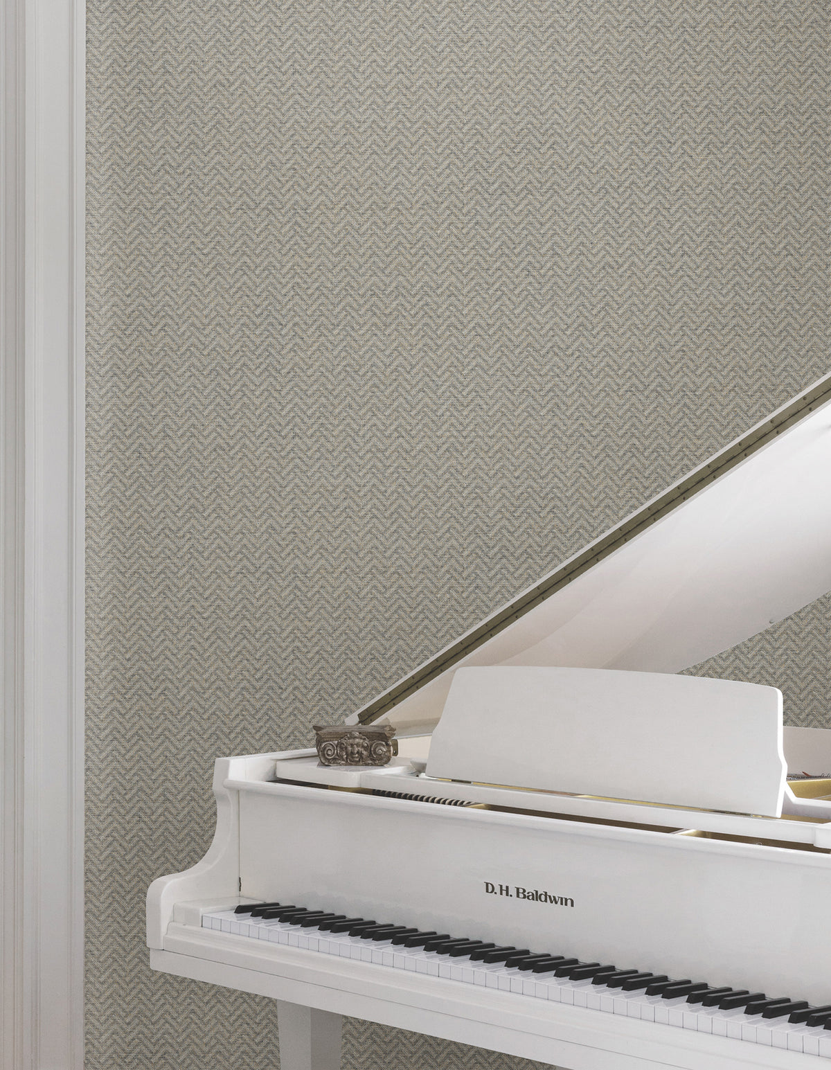 MX9671-peel-and-stick-wallpaper-room-scene-detail-closeup