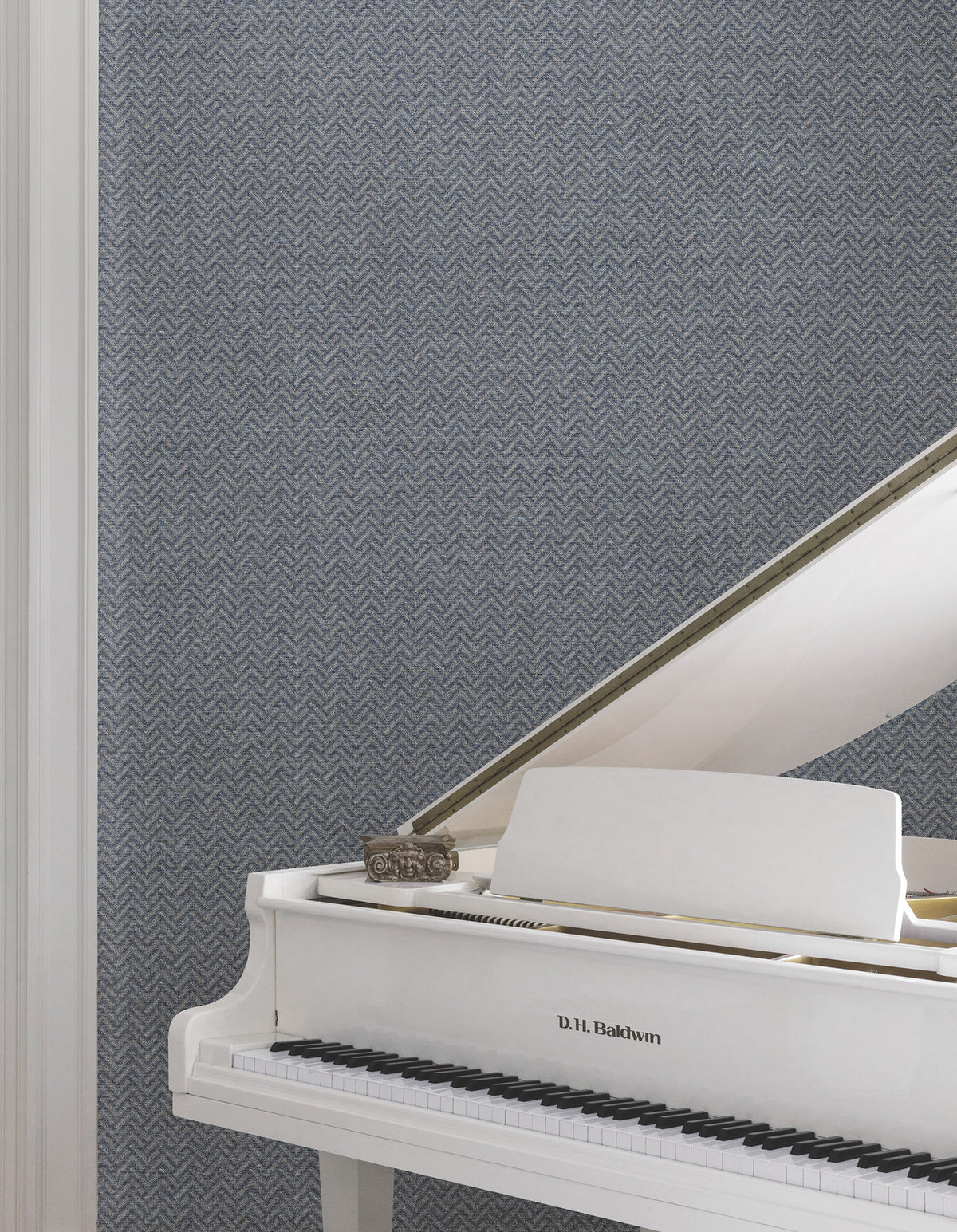 MX9675-peel-and-stick-wallpaper-room-scene-detail-closeup