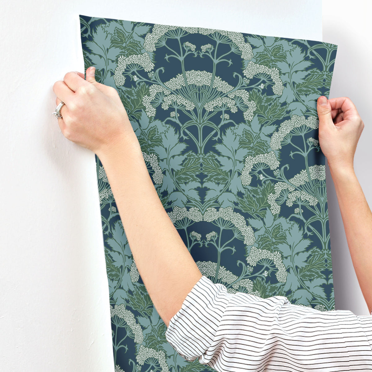 NV5558-peel-and-stick-wallpaper-stick-application-step