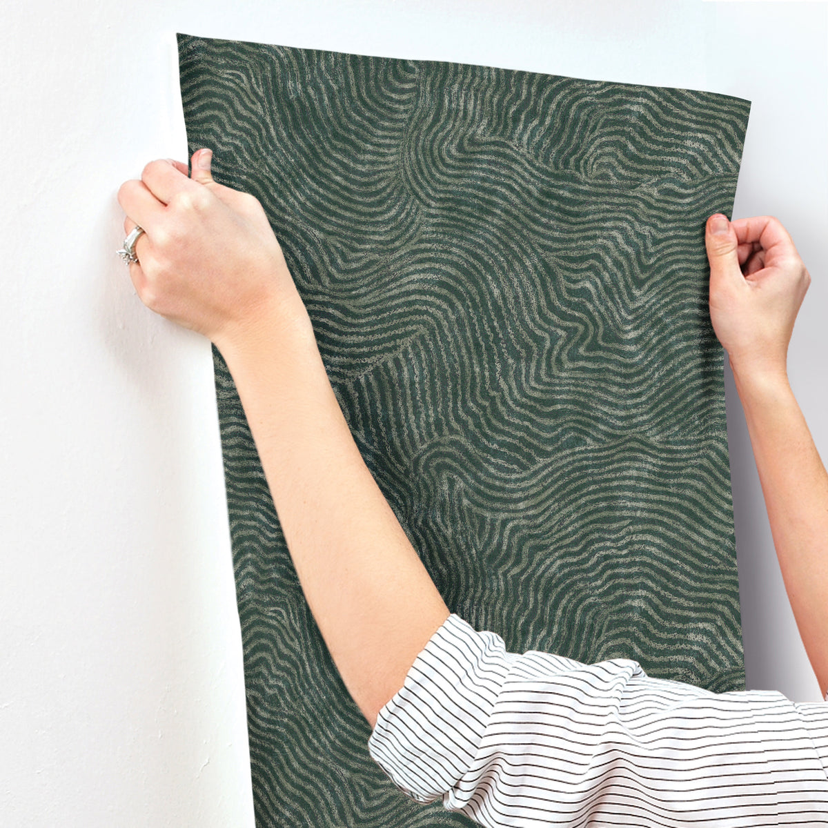OI0711-peel-and-stick-wallpaper-stick-application-step