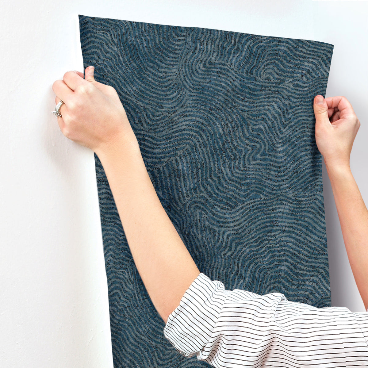 OI0714-peel-and-stick-wallpaper-stick-application-step