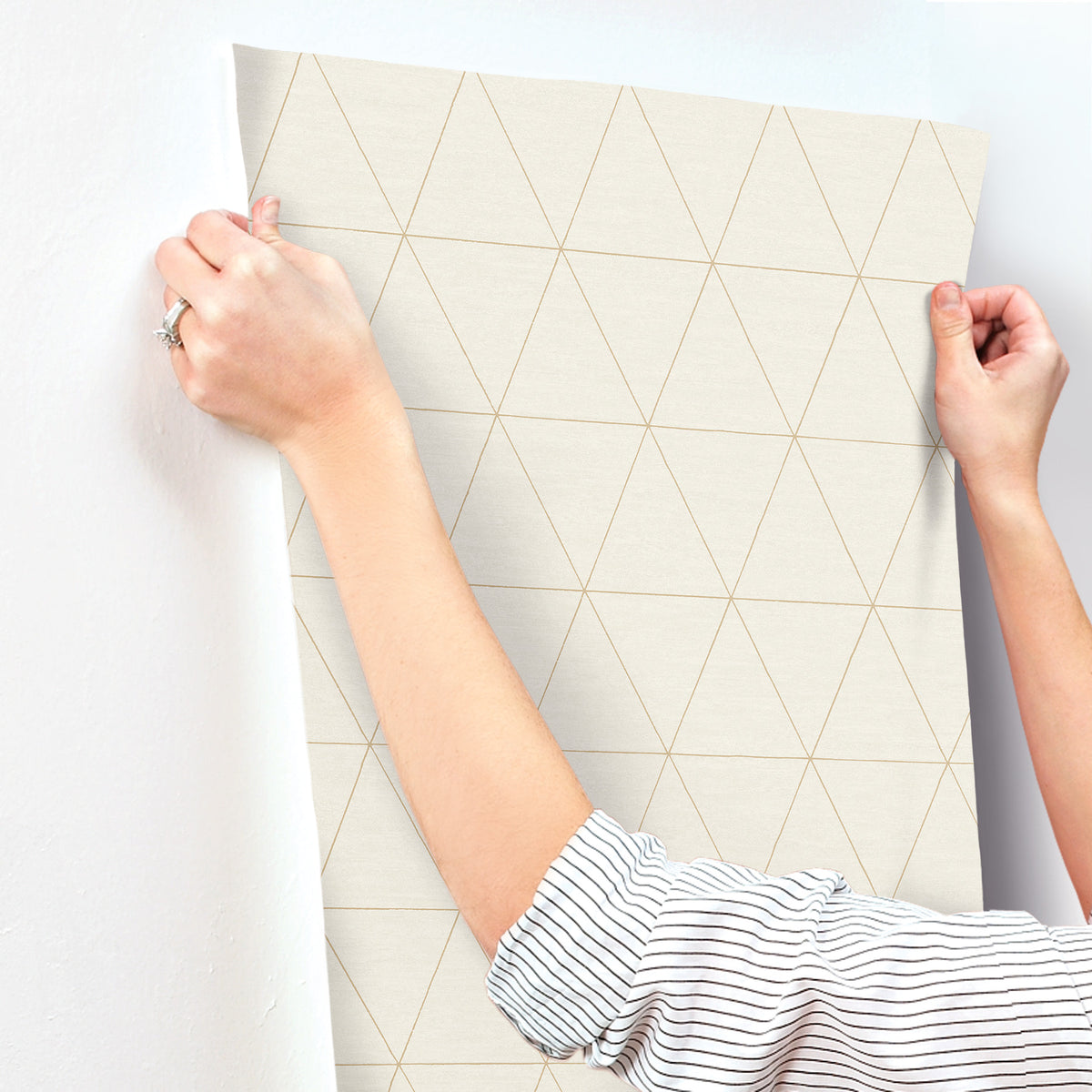 OM3612-peel-and-stick-wallpaper-stick-application-step