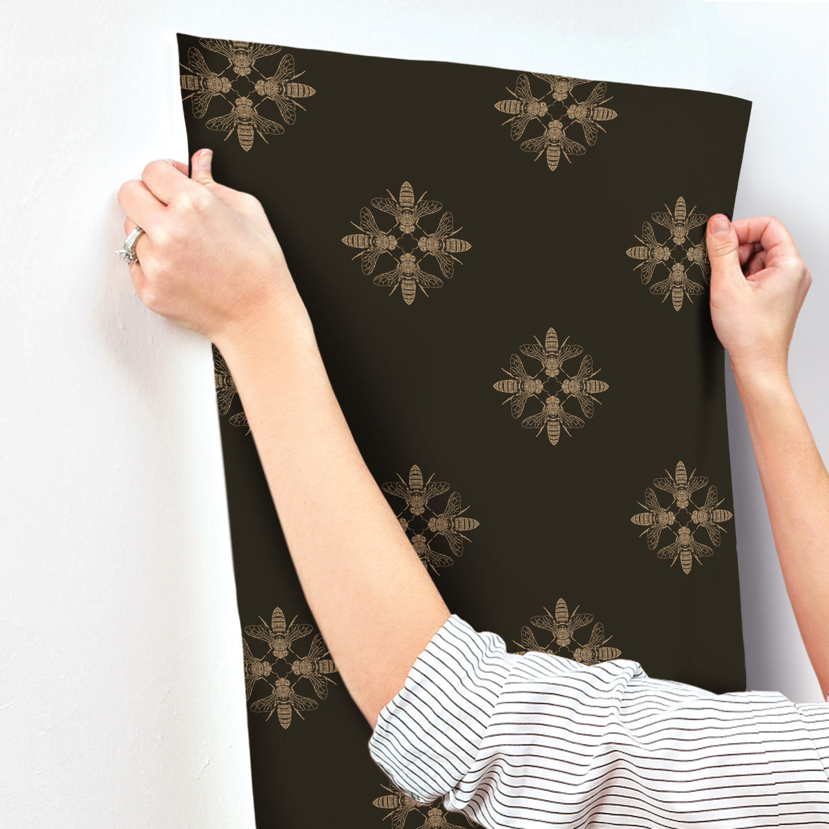 ON1642-peel-and-stick-wallpaper-stick-application-step