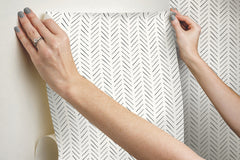 PSW1020RL-peel-and-stick-wallpaper-stick-application-step