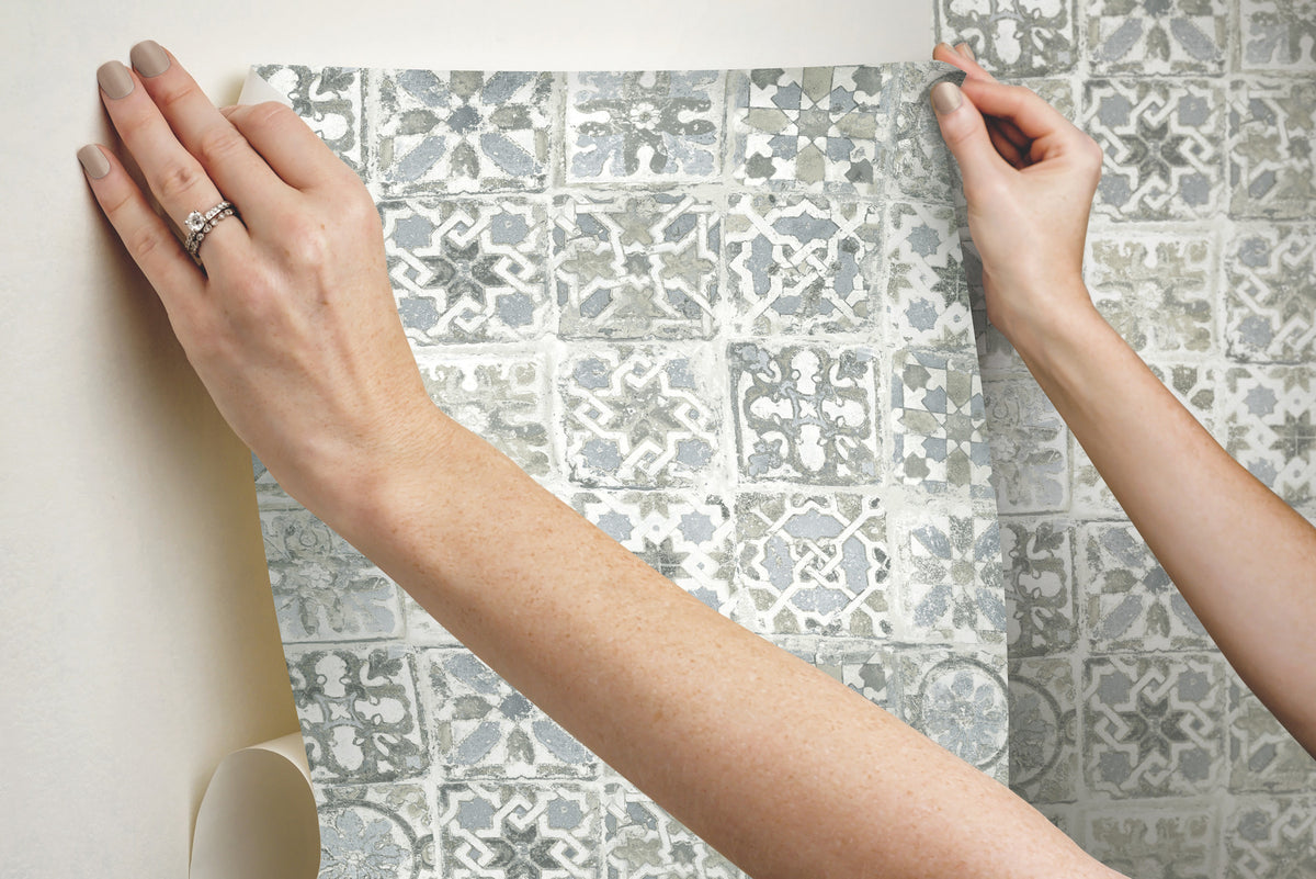 PSW1301RL-peel-and-stick-wallpaper-stick-application-step