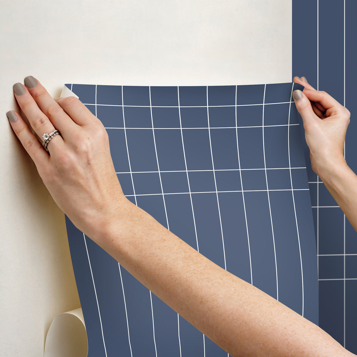 PSW1510RL-peel-and-stick-wallpaper-stick-application-step