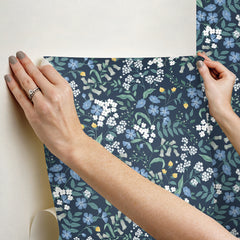 PSW1544RL-peel-and-stick-wallpaper-stick-application-step