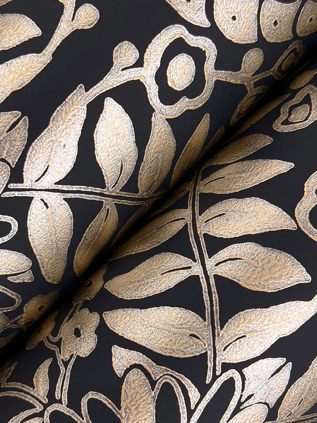 RF7483-peel-and-stick-wallpaper-detail-closeup