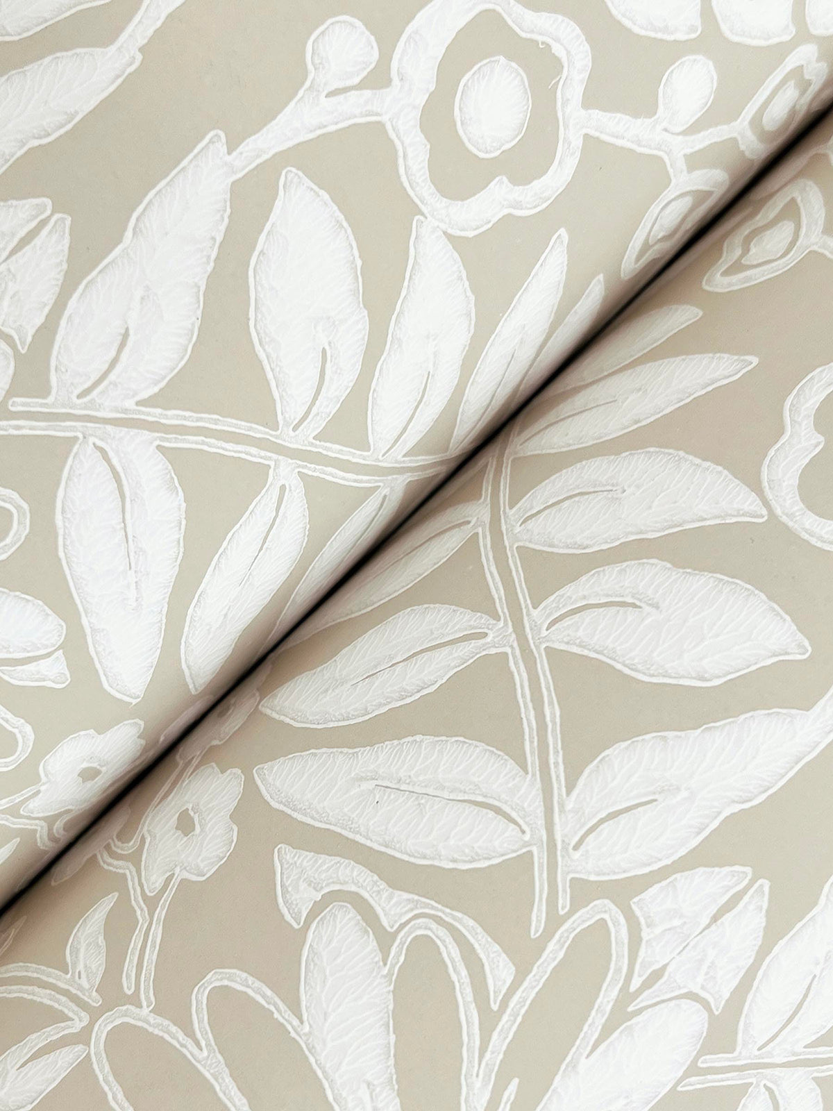RF7485-peel-and-stick-wallpaper-detail-closeup