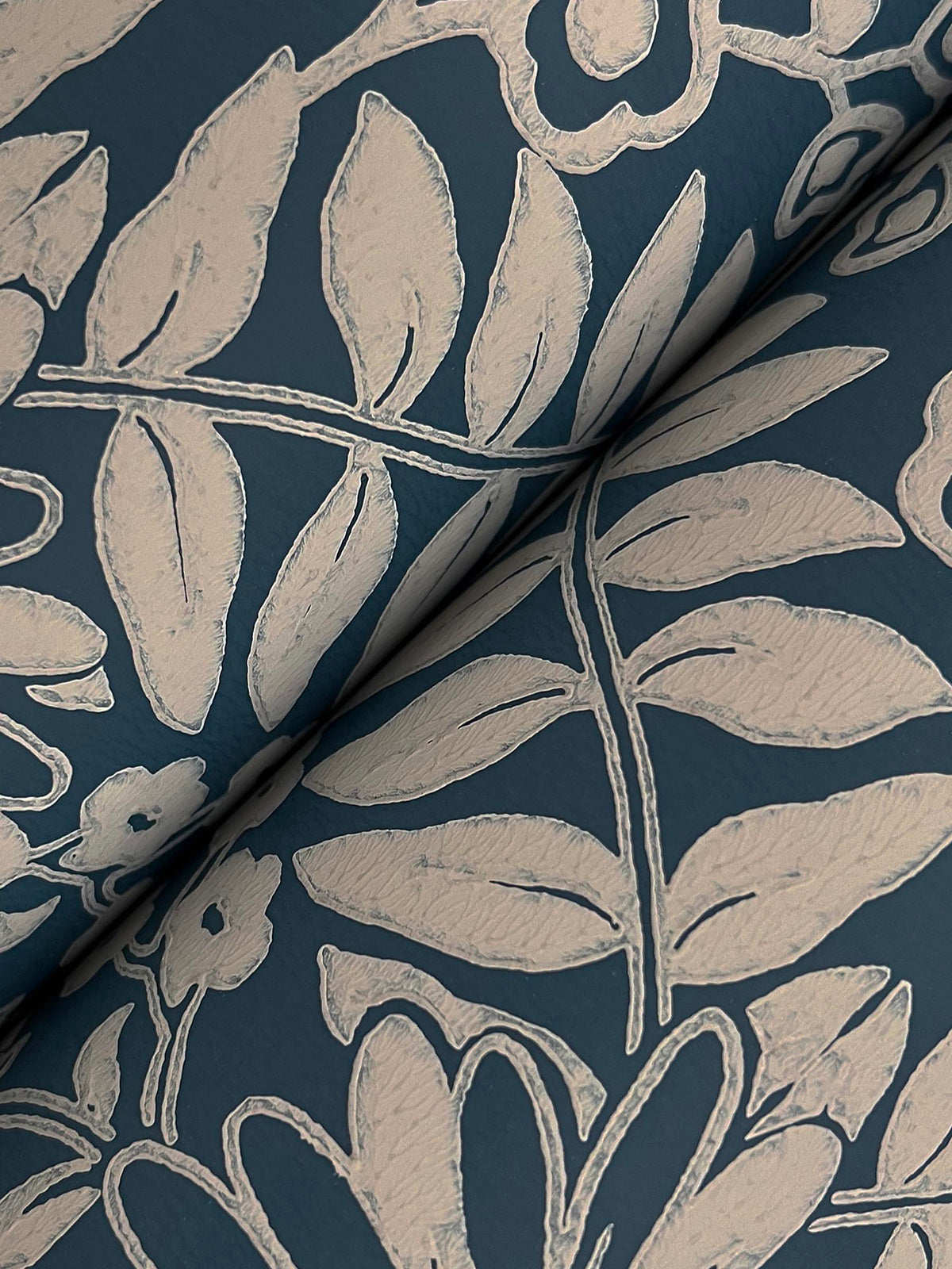 RF7486-peel-and-stick-wallpaper-detail-closeup