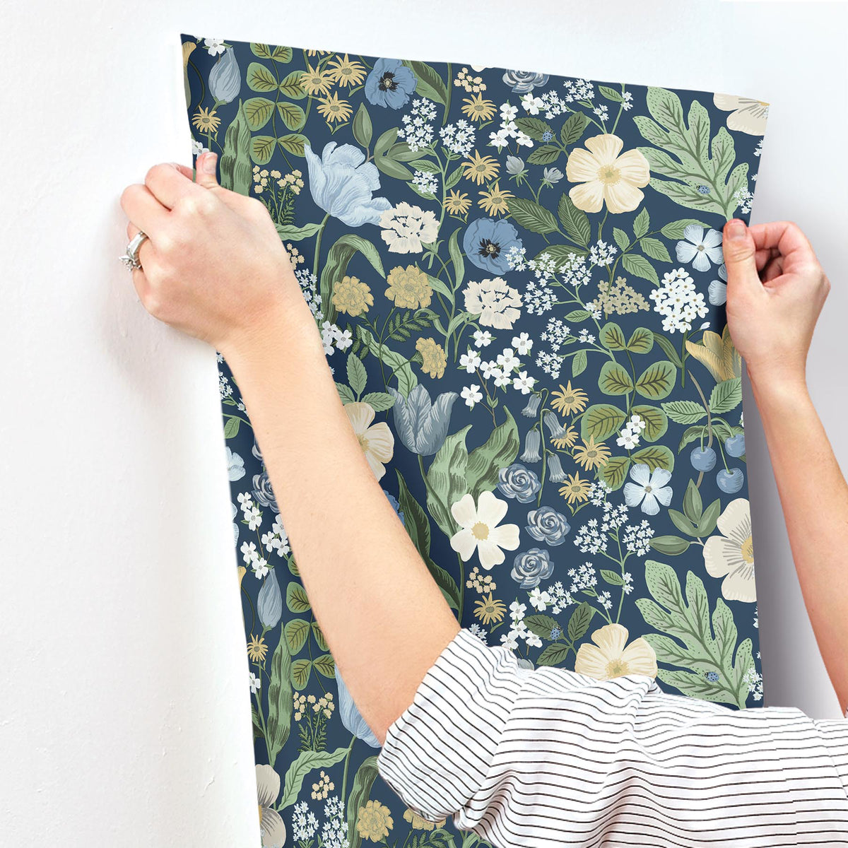RF7494-peel-and-stick-wallpaper-stick-application-step