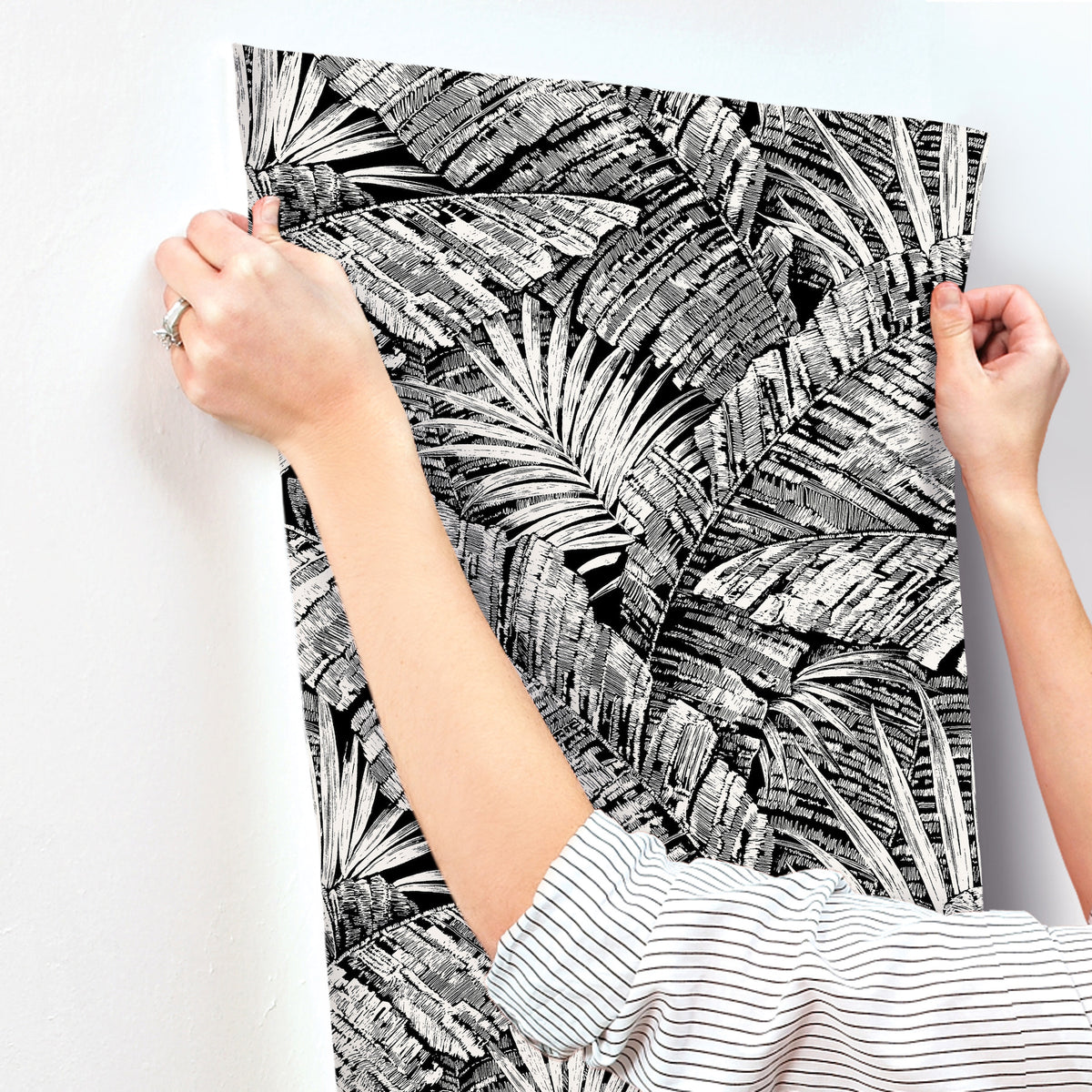 RT7921-peel-and-stick-wallpaper-stick-application-step