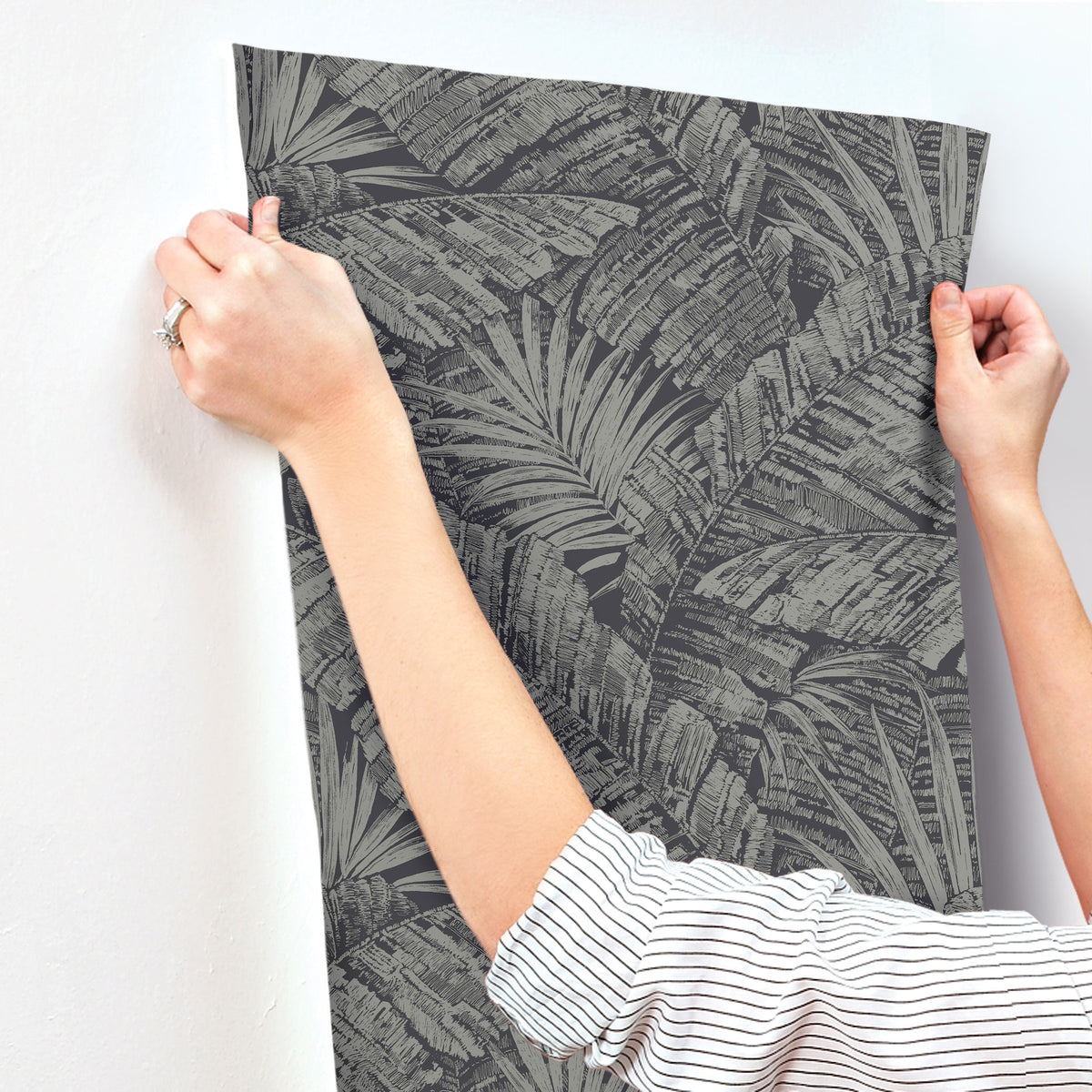 RT7923-peel-and-stick-wallpaper-stick-application-step