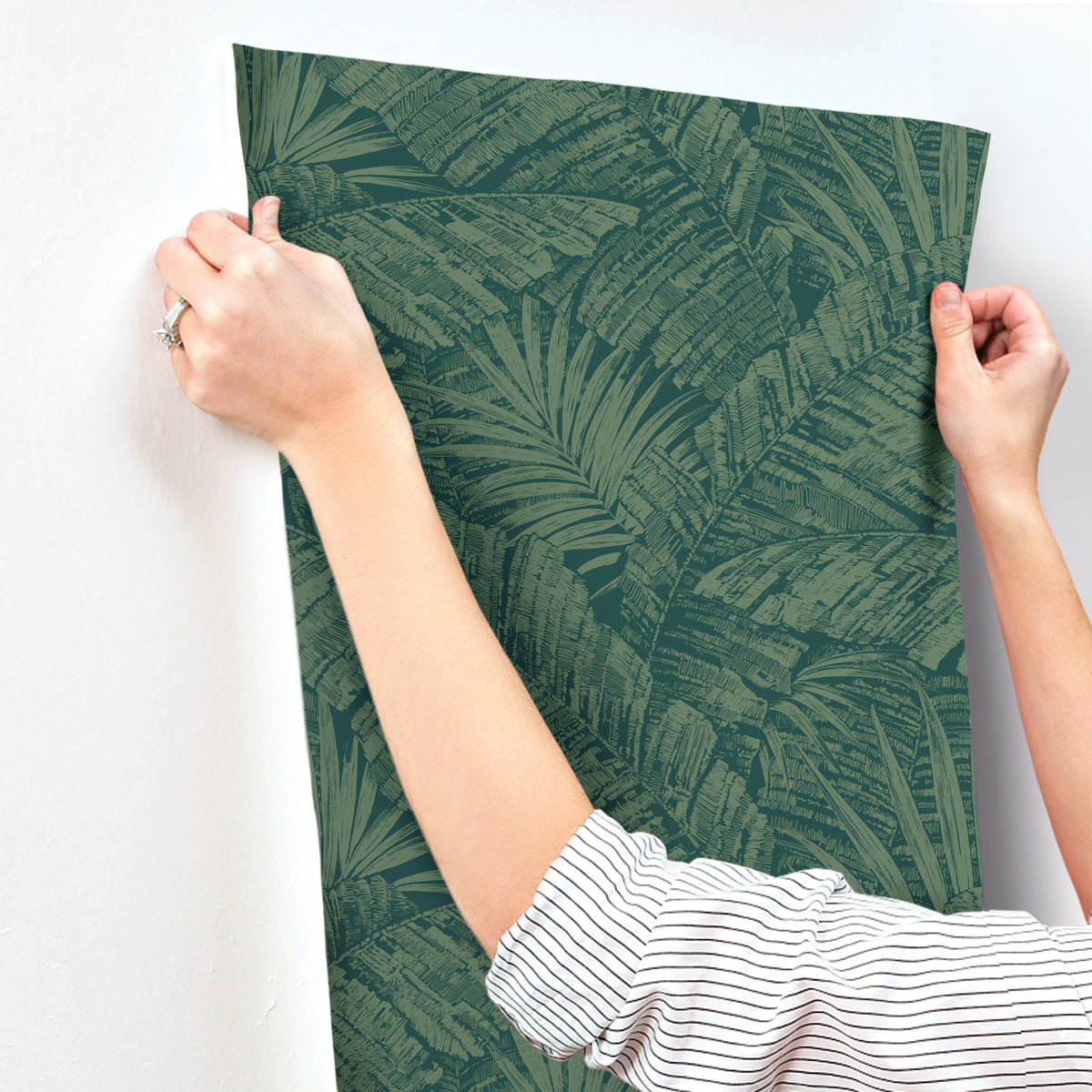 RT7924-peel-and-stick-wallpaper-stick-application-step