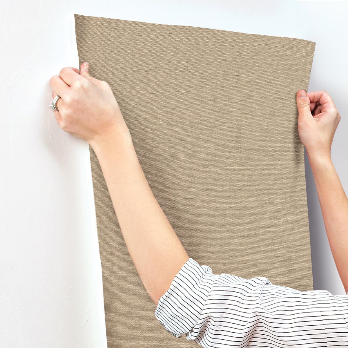 SI18554-peel-and-stick-wallpaper-stick-application-step