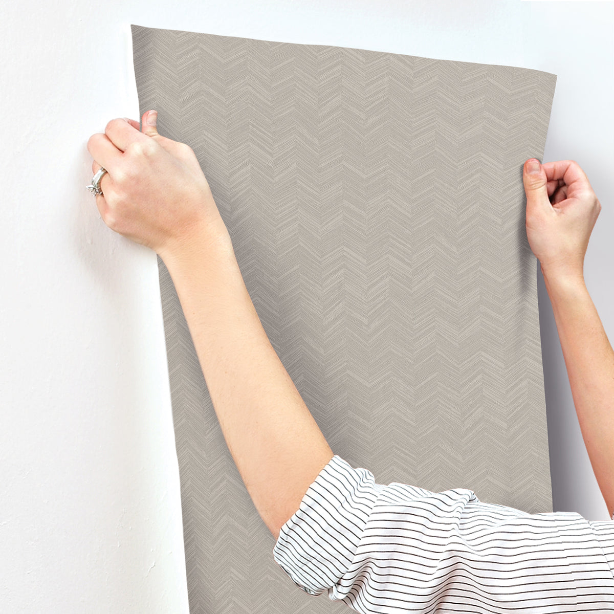 SI25362-peel-and-stick-wallpaper-stick-application-step