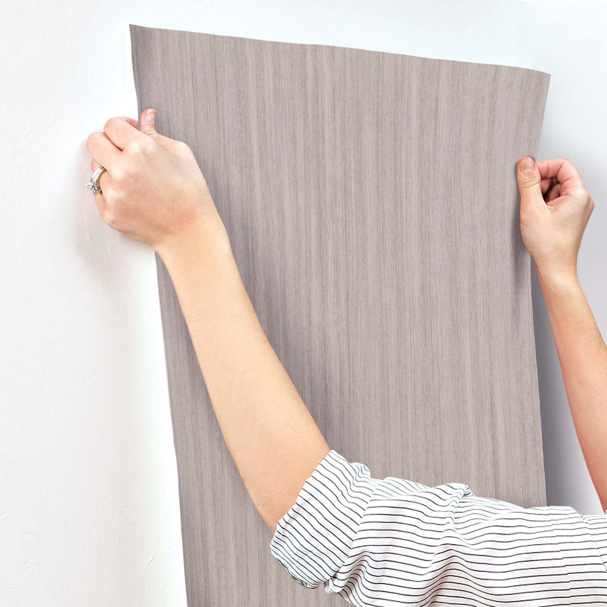 SI25713-peel-and-stick-wallpaper-stick-application-step