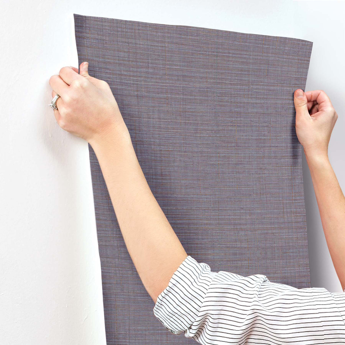 SI25870-peel-and-stick-wallpaper-stick-application-step