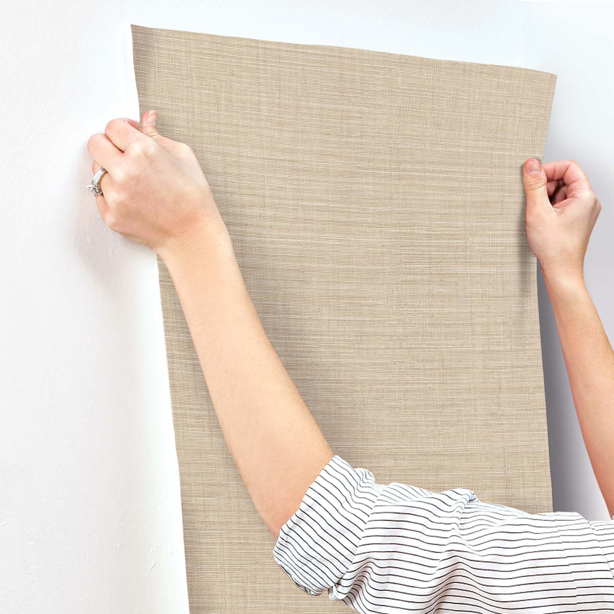 SI25872-peel-and-stick-wallpaper-stick-application-step