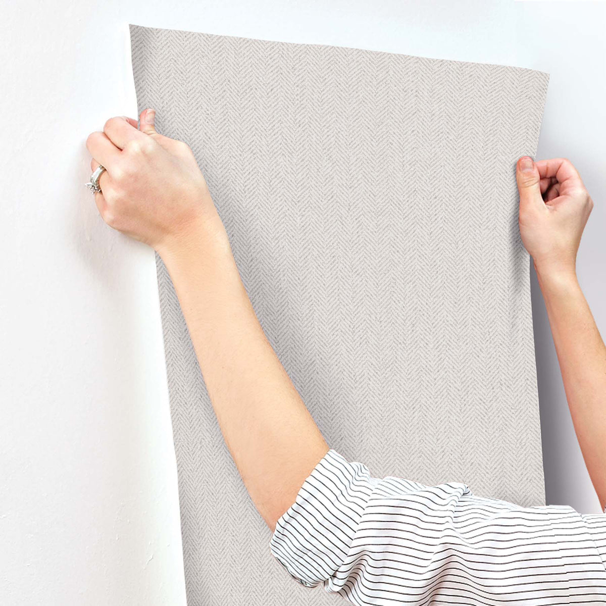 SI26131-peel-and-stick-wallpaper-stick-application-step