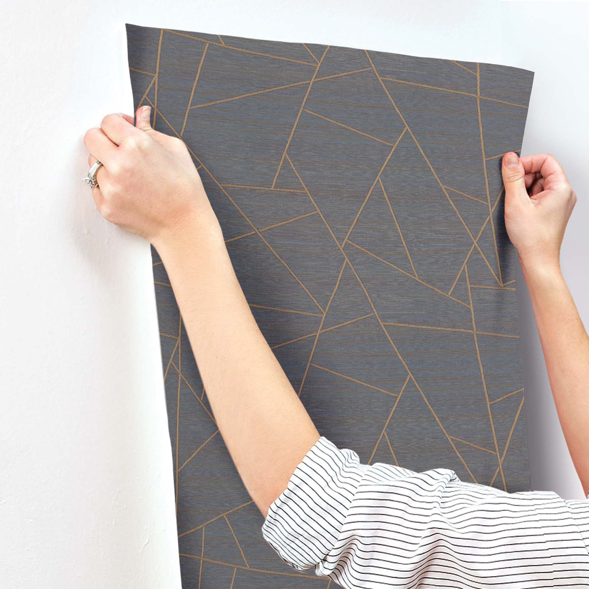 SI6820-peel-and-stick-wallpaper-stick-application-step